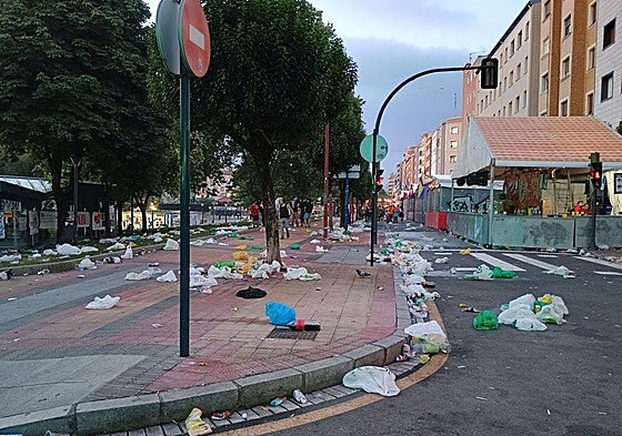 Basura en la zona del recinto de txosnas.