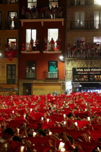Imagen secundaria 2 - Pamplona despide los Sanfermines con el tradicional &#039;Pobre de mí&#039;