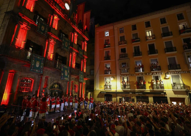 Imagen principal - Pamplona despide los Sanfermines con el tradicional &#039;Pobre de mí&#039;