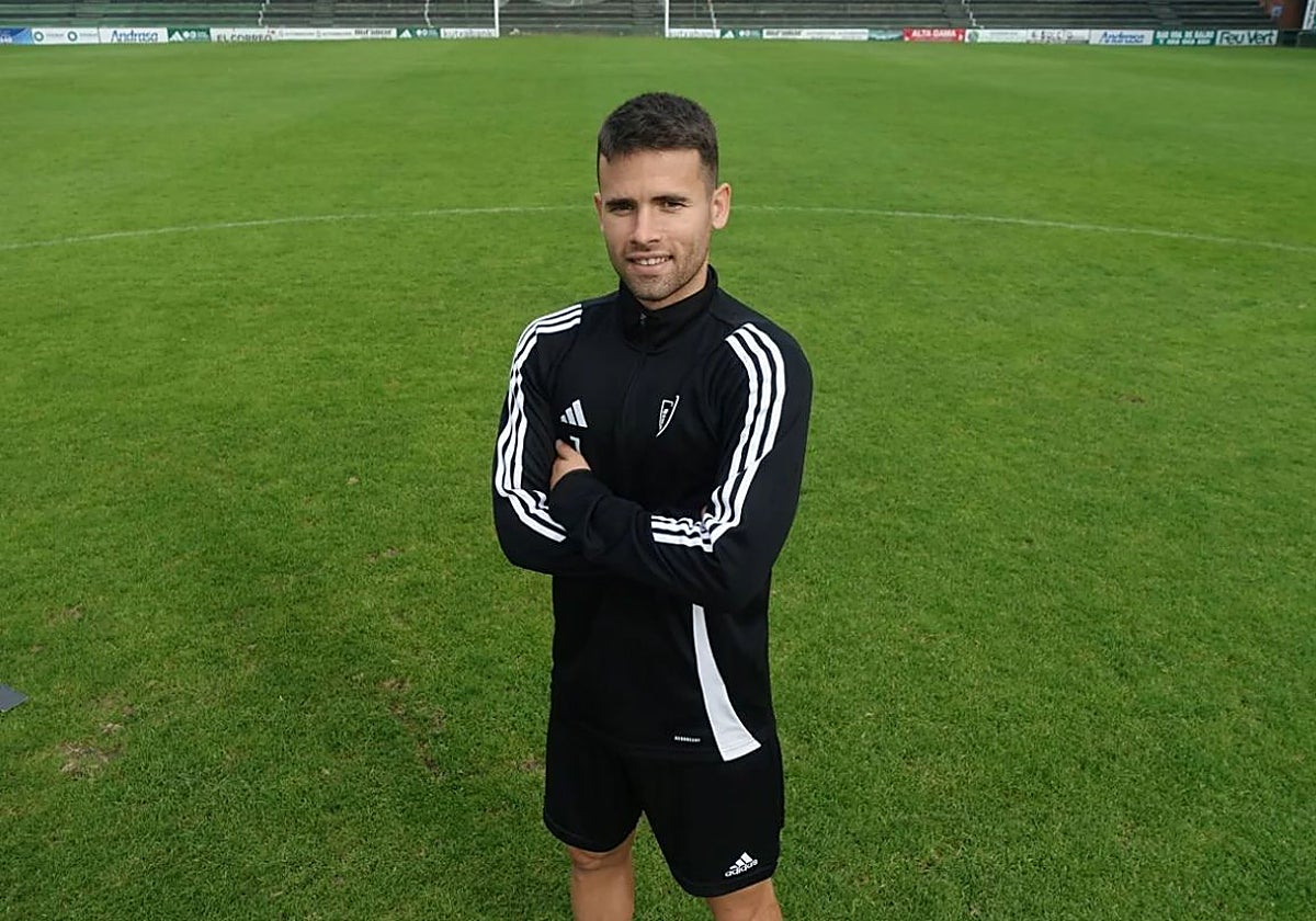 Gorka Garai en el centro del campo de Las Llanas, estadio del Sestao River.