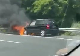 Un coche incendiado obliga a cortar dos carriles en la carretera de Ugao-Miraballes