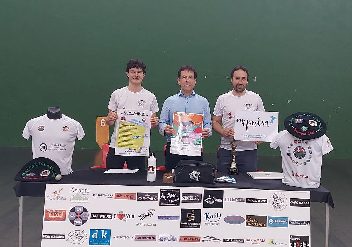 El alcalde de Basauri, Asier Iragorri, junto a los entrenadores del club Bidebieta, Eneko Bercedo Pérez y Mikel Karrillo Garikano.