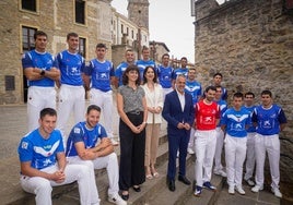 Pelotaris participantes junto a representantes institucionales y patrocinadores.