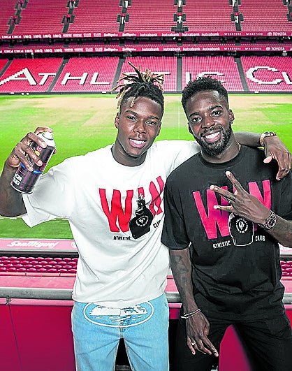 Nico e Iñaki con la nueva camiseta Athletic WIN en San Mamés, tras la renovación ayer del menor de la saga