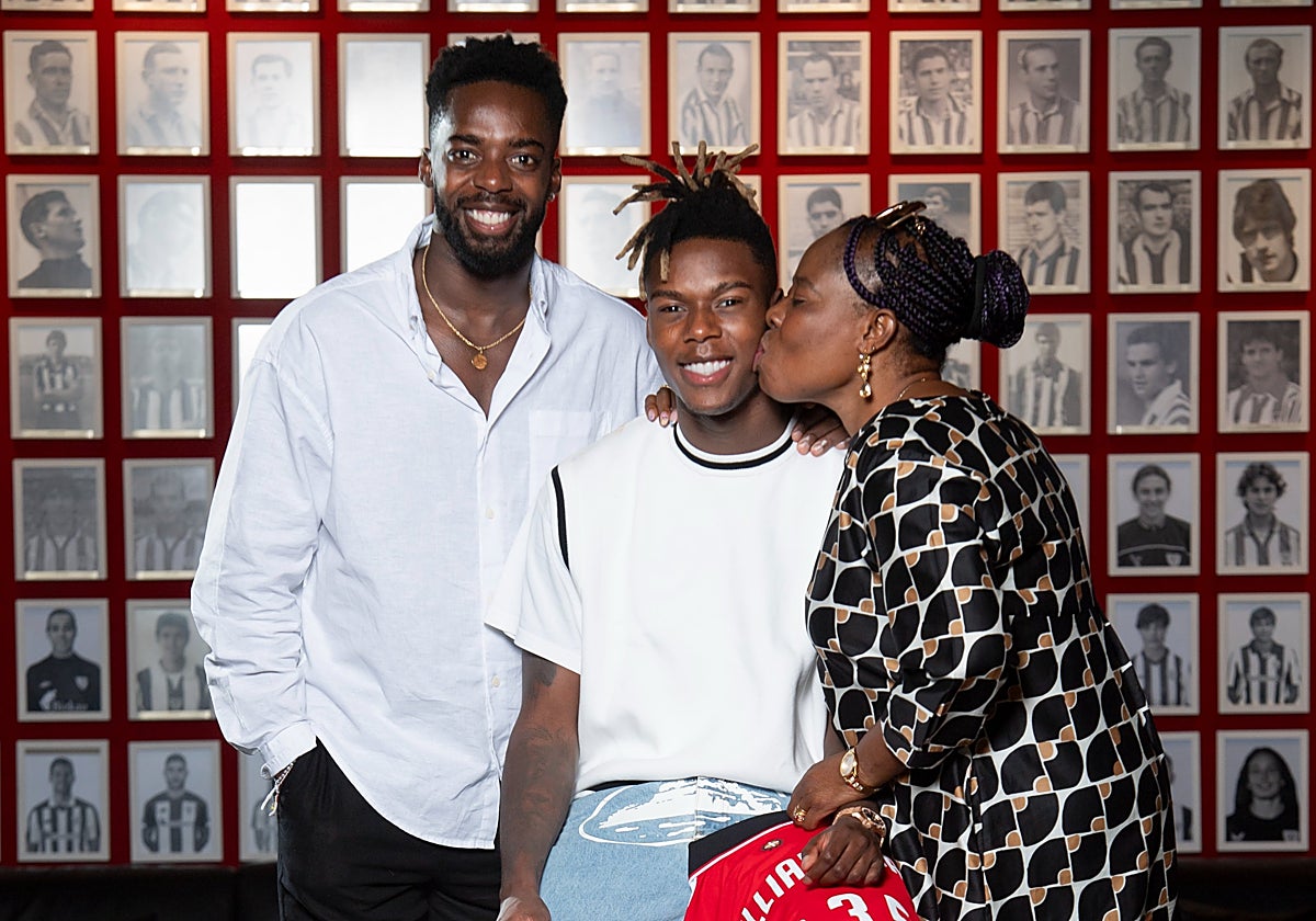 La familia Williams posa tras firmar Nico su nuevo contrato.