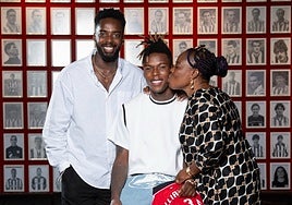 La familia Williams posa tras firmar Nico su nuevo contrato.