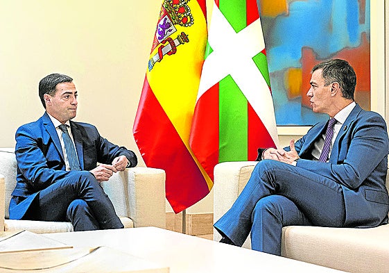 Imanol Pradales y Pedro Sánchez, en una reunión antes de la Comisión Bilateral Permanente celebrada en noviembre en La Moncloa.