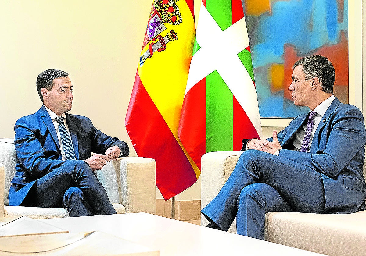 Imanol Pradales y Pedro Sánchez, en una reunión antes de la Comisión Bilateral Permanente celebrada en noviembre en La Moncloa.