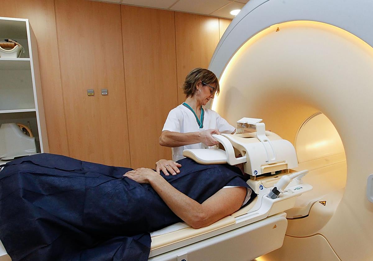 Una paciente se somete a una prueba en la OSI Araba.