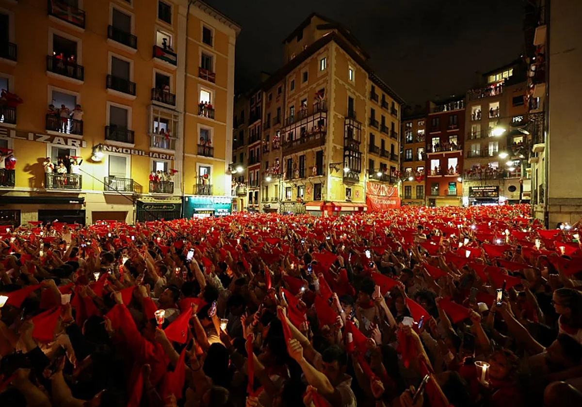 La plaza del Consistorio se llenó para el 'Pobre de mí'.