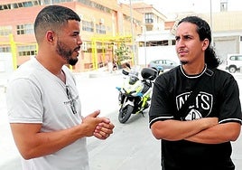 Abdel y Hamza, dos vecinos de Torre Pacheco de origen marroquí, en la Plaza del Ayuntamiento.
