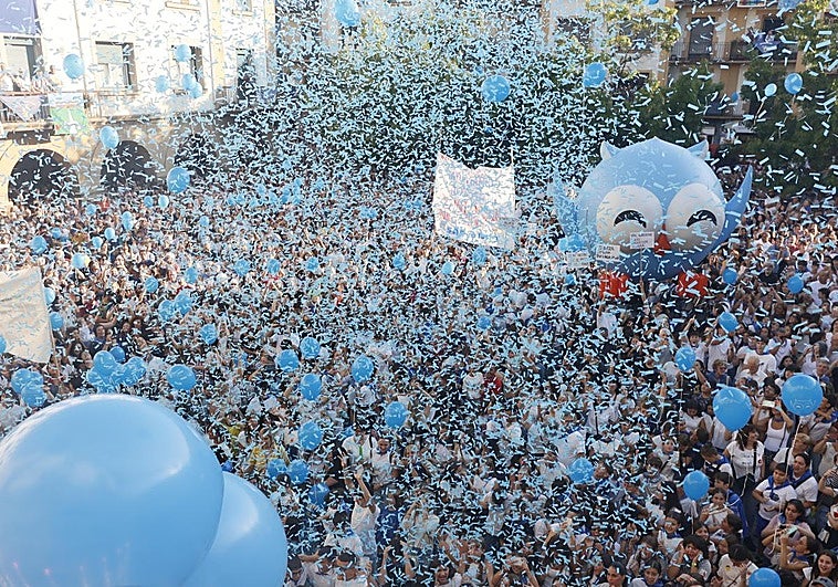 La plaza del Ayuntamiento se ha teñido de azul.