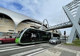 El BEI a su paso por la calle Zaramaga, enfrente del centro comercial El Boulevard.