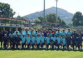 Plantilla del Bilbao Athletic al completo, en Lezama.