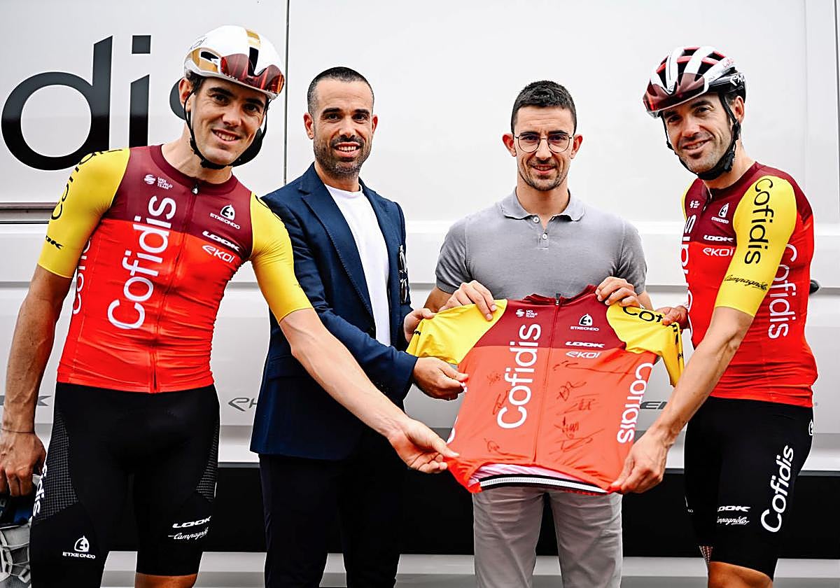 El director de Emen4Sport, Andoni Igartua (2i), y el director de Emen4Sport, Ander Romarate (2d), posan junto a los ciclistas Alex Aranburu (i) e Ion Izagirre (d).