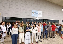 Psicólogos penitenciarios de Zaballa concentrados ayer frente a la cárcel vasca.