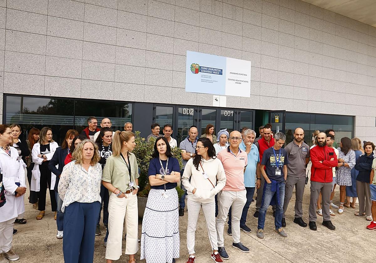 Psicólogos penitenciarios de Zaballa concentrados ayer frente a la cárcel vasca.