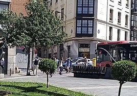 La Policía Municipal de Bilbao ha cortado el tráfico durante el desarrollo de la operación.