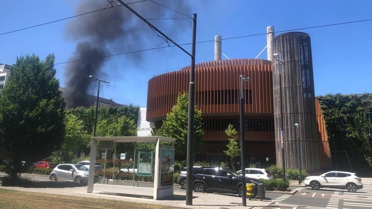 El incendio de una furgoneta en Vitoria genera de nuevo alarma por una gran columna de humo negro