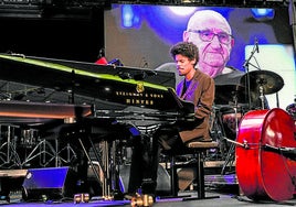 El arranque del festival sirvió un homenaje a Xabier Añua, pionero del baloncesto y del jazz alavés.