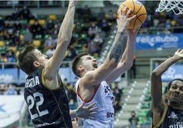 Normantas entra a canasta ante Rabaseda en un encuentro europeo entre el San Pablo Burgos y el Rytas Vilnius en 2021.
