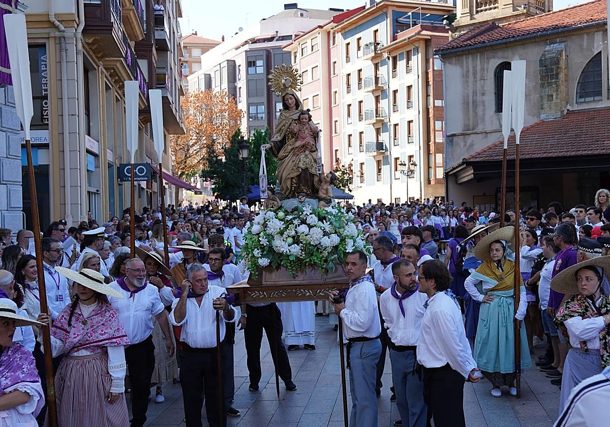 La banda de música, bailarines, arrantzales, parroquianos y autoridades se han sumado al paso de la Virgen entre aplausos de los devotos.