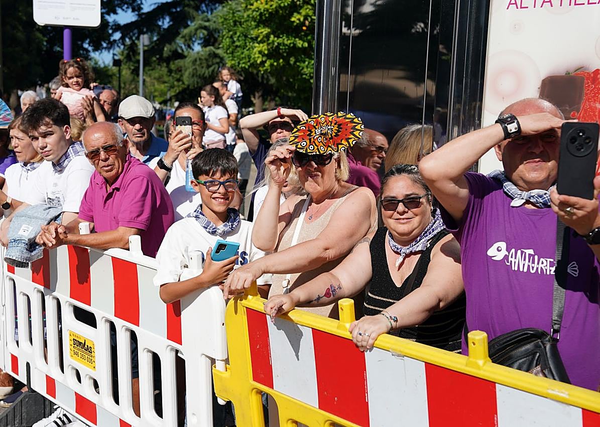 Imagen secundaria 1 - Miles de personas disfrutaron de la procesión.