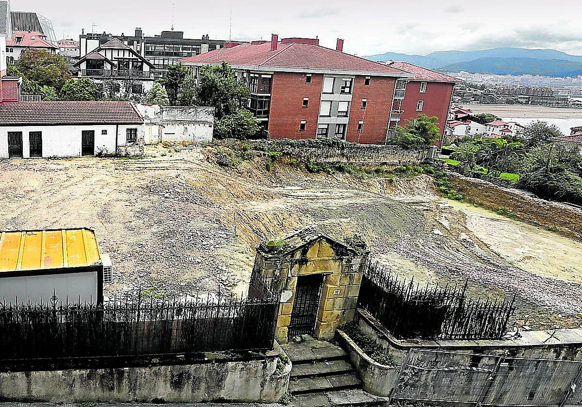 Vista del solar tras la demolición del palacete y donde está previsto construir 12 pisos de lujo.