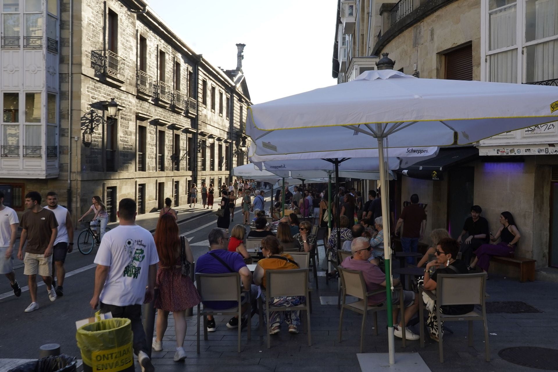 Dos inspectores municipales controlarán 600 veladores en Vitoria