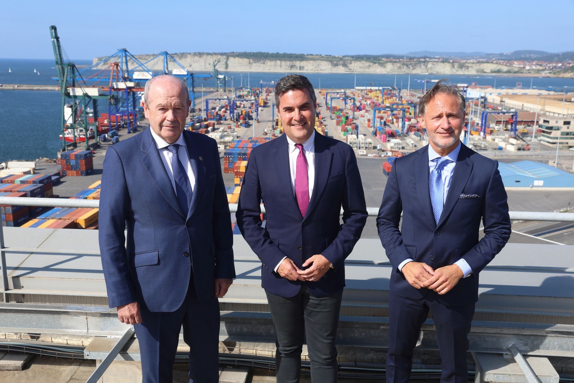 El presidente saliente Ricardo Barakala; el consejero de Industria, Mikel Jauregi y el nuevo representante del Puerto de Bilbao, Iván Jiménez.