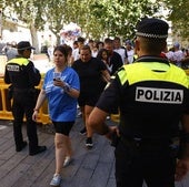 Dos policías locales controlan uno de los accesos a la Virgen Blanca durante el pasado 4 de agosto.