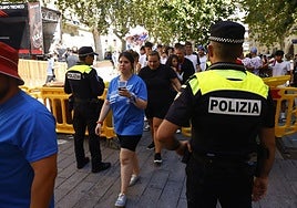 Dos policías locales controlan uno de los accesos a la Virgen Blanca durante el pasado 4 de agosto.