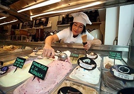 Esther Ortiz , de la heladeria Nossi-Be, sirviendo un helado