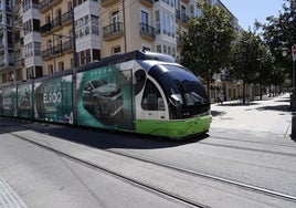 Una unidad del tranvía, en el centro de Vitoria.