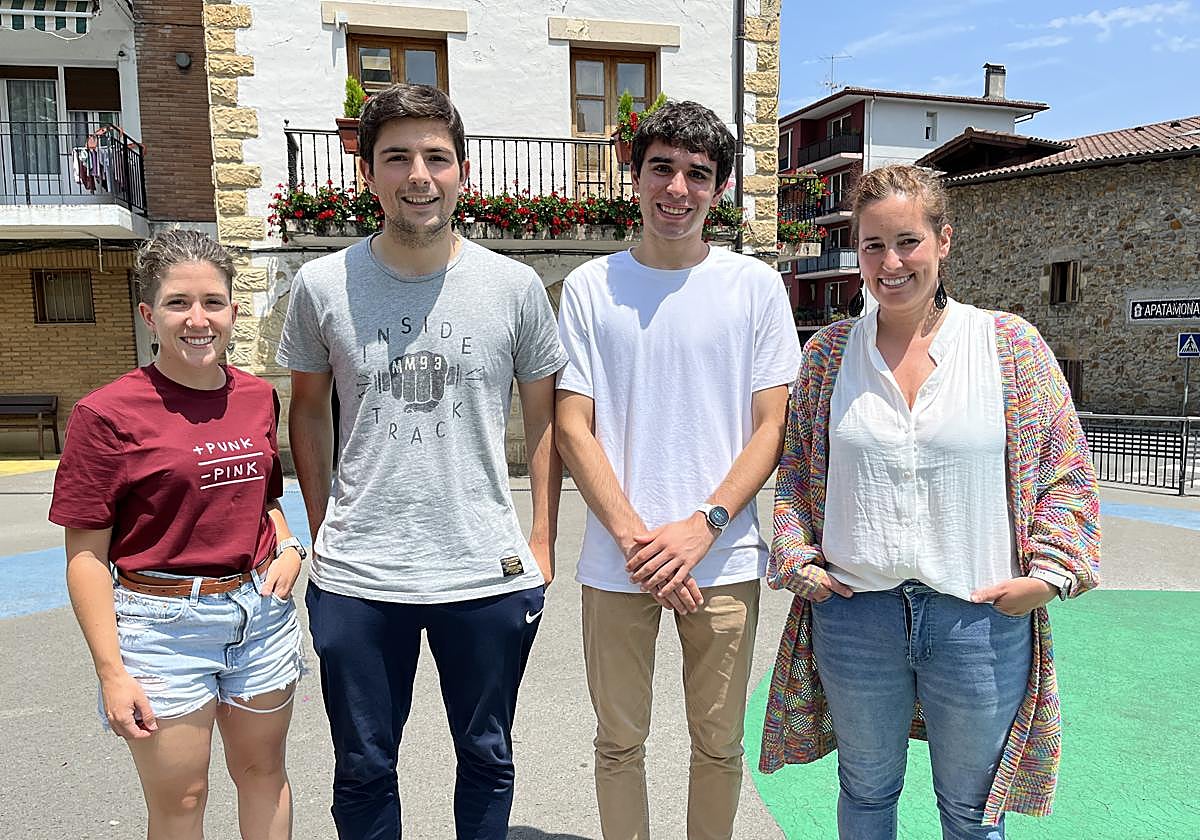 Amaia Camuñas de Atxondo Kultura Mahaia, Iker Arruti eIbai Santos del proyecto Oreka y Eneritz Agirre alcaldesa de Atxondo