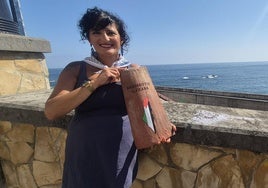 La alcaldesa de Bermeo, Nadia Nemeh, muestra la simbólica teja que este año lanzará al mar en 'Madalenas' para refrendar la posesión de Bermeo sobre la isla de Izaro.