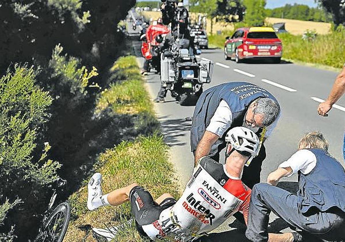 El alemán Rutsch, de Intermarché, recibe atención médica tras una caída en el presente Tour.