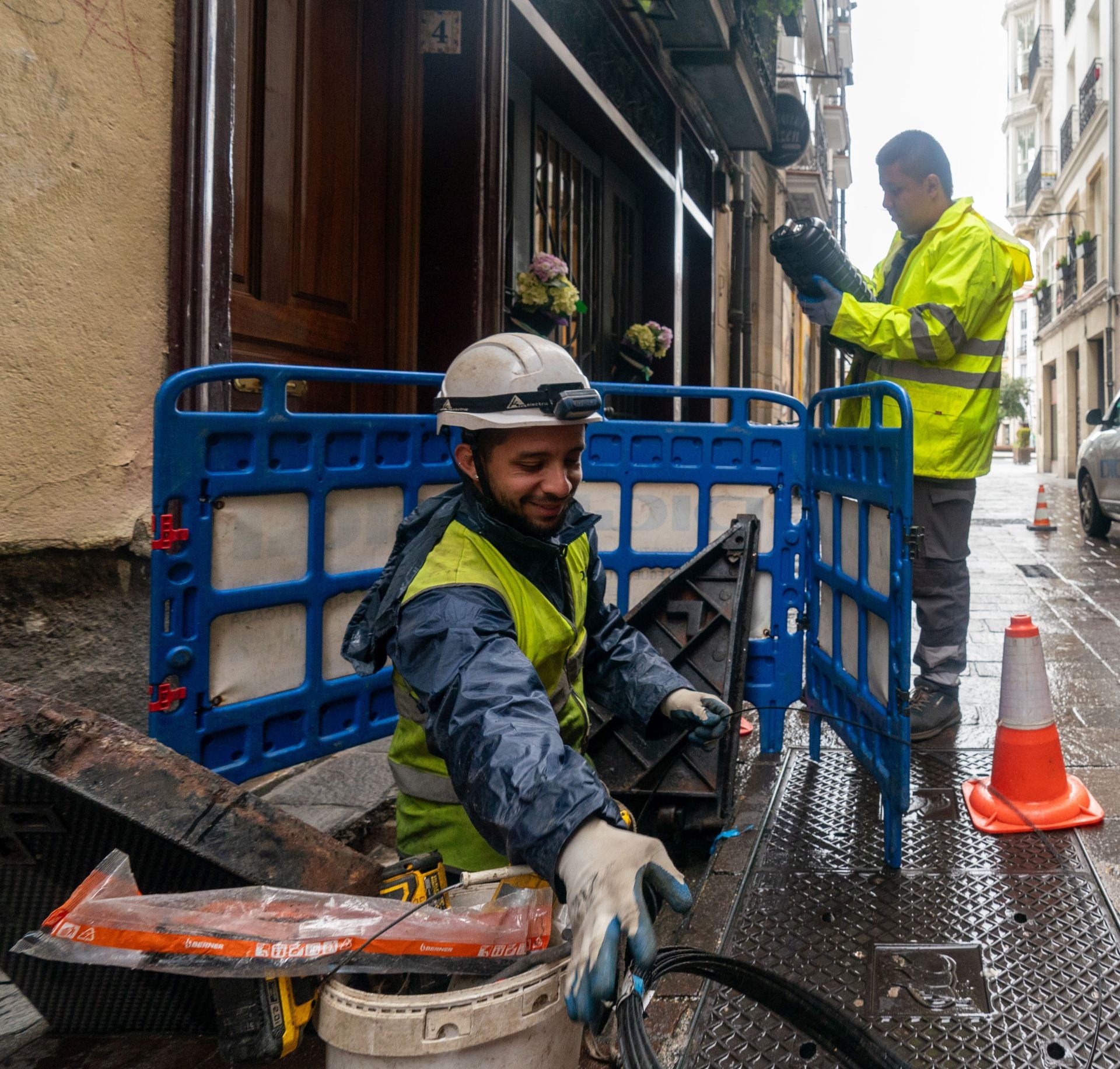 Un operario revisa una instalación telefónica en el Casco Viejo.