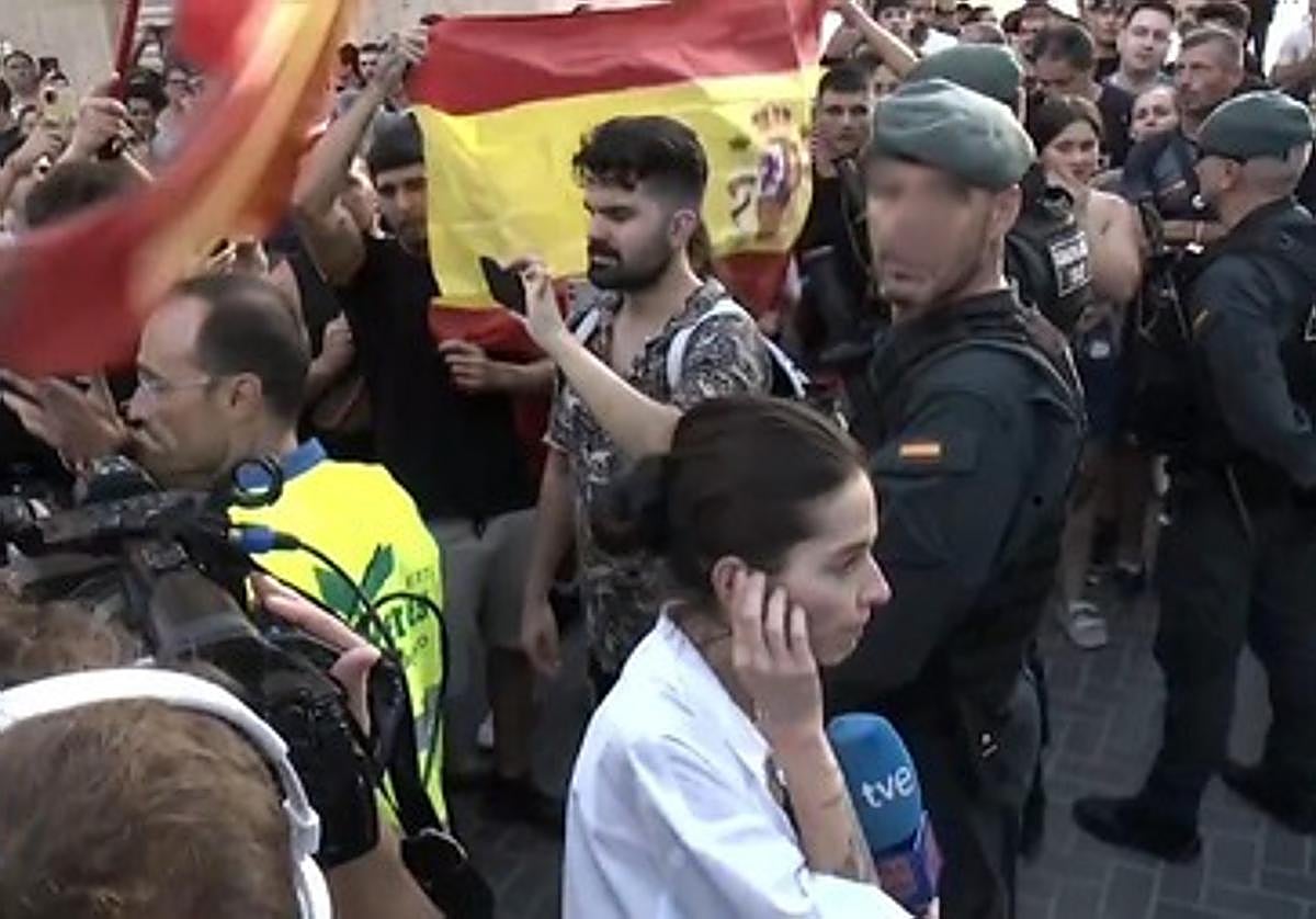 Insultan, persiguen y agreden a Esther Yáñez, periodista de RTVE, en Torre Pacheco