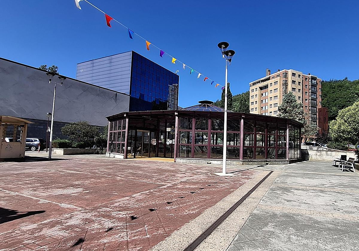 La pérgola de San Pelayo alberga en su interior bancos y elementos de actividad biosaludable.