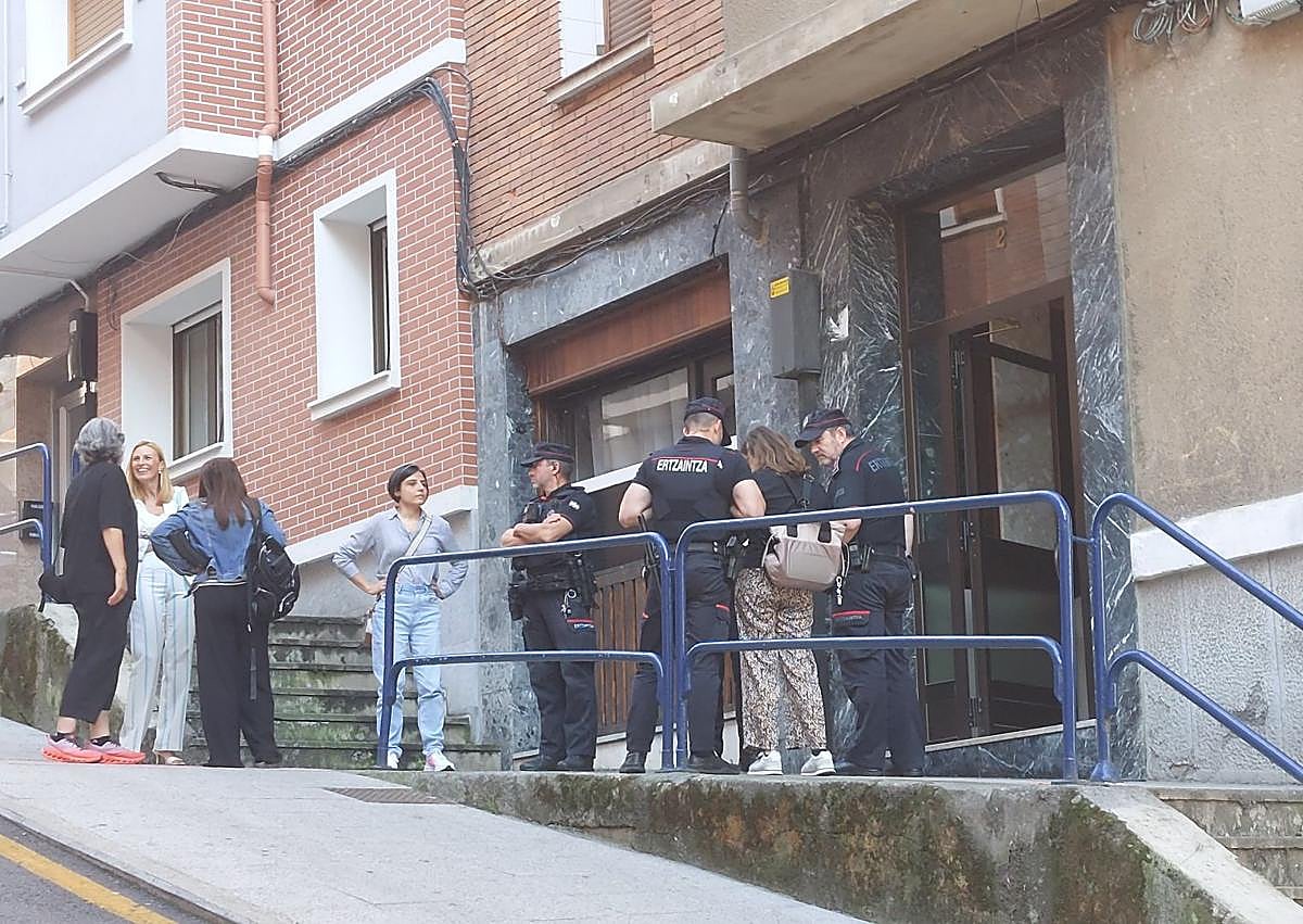 Imagen secundaria 1 - Imágenes de la recuperación del piso violentado.