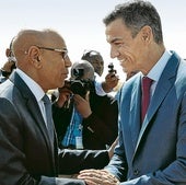 Sánchez saluda al presidente de Mauritania, Mohamed Cheij Ghazuani, nada más bajar del avión en Nuakchot.