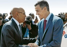 Sánchez saluda al presidente de Mauritania, Mohamed Cheij Ghazuani, nada más bajar del avión en Nuakchot.