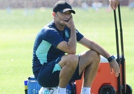 Valverde admite que el equipo está «justo» en defensa y recuerda que todavía queda mercado