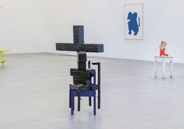 Las obras se despliegan alrededor del visitante y le interpelan con recursos como el trampatojo y la saturación visual a través del color
