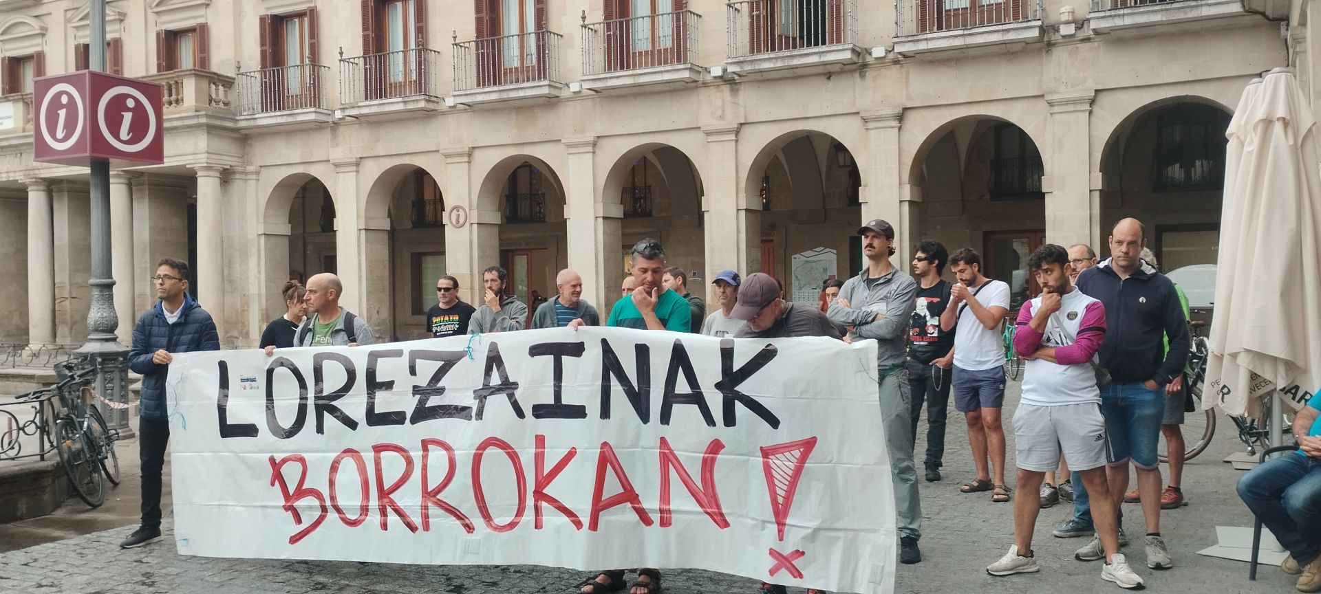 Concentración hoy de los jardineros en huelga delante del Ayuntamiento