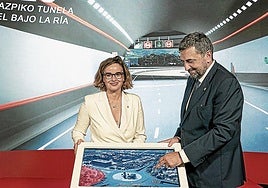 Elixabete Etxanobe y el diputado de Infraestructuras, Carlos Alzaga, muestran una infografía del futuro entorno de Artaza, una vez esté concluido el subfluvial.