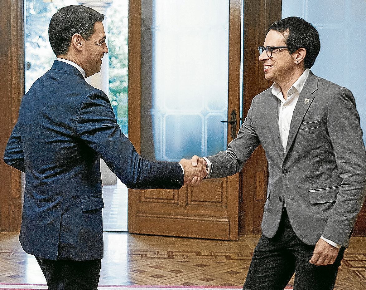 El lehendakari, Imanol Pradales, y el líder parlamentario de EH Bildu, Pello Otxandiano