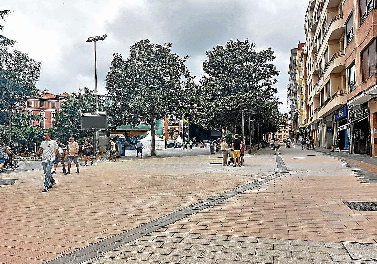 La calle se encuentra desde hace días sin obreros y maquinaria por las fiestas.