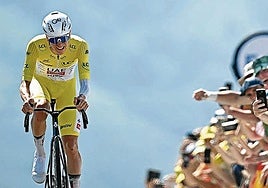 Pogacar, vestido con el amarillo de líder del Tour y jaleado por el público, se esfuerza en los últimos metros de la cronoescalada.